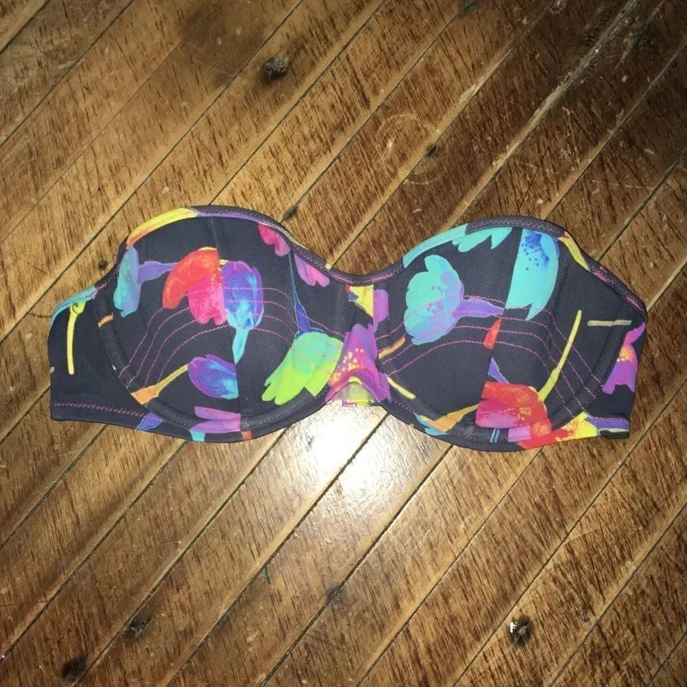 Victoria’s Secret strapless bikini top, 34C